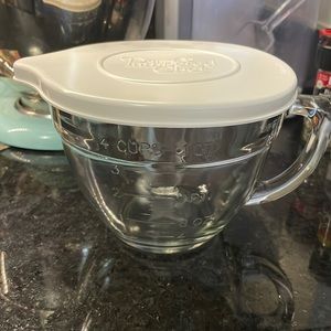 Pampered chef 1 L measuring cup with lid
